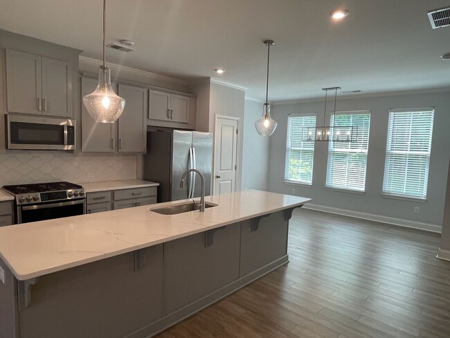Building Photo - Amenities and Location Make this 3-Level T...