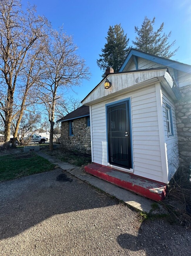 Building Photo - Quaint home with unique charm!