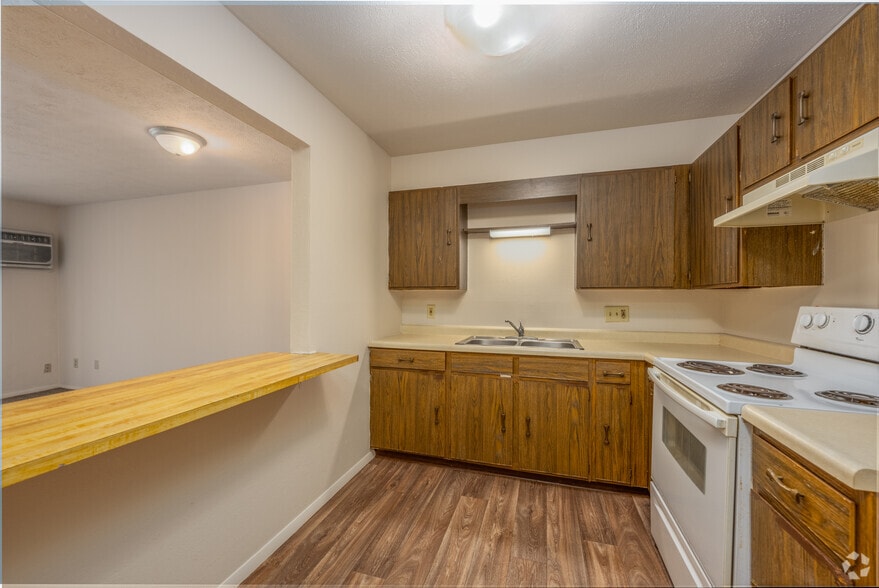 1BR, 1BA - 573SF - Kitchen - North Niles Villas
