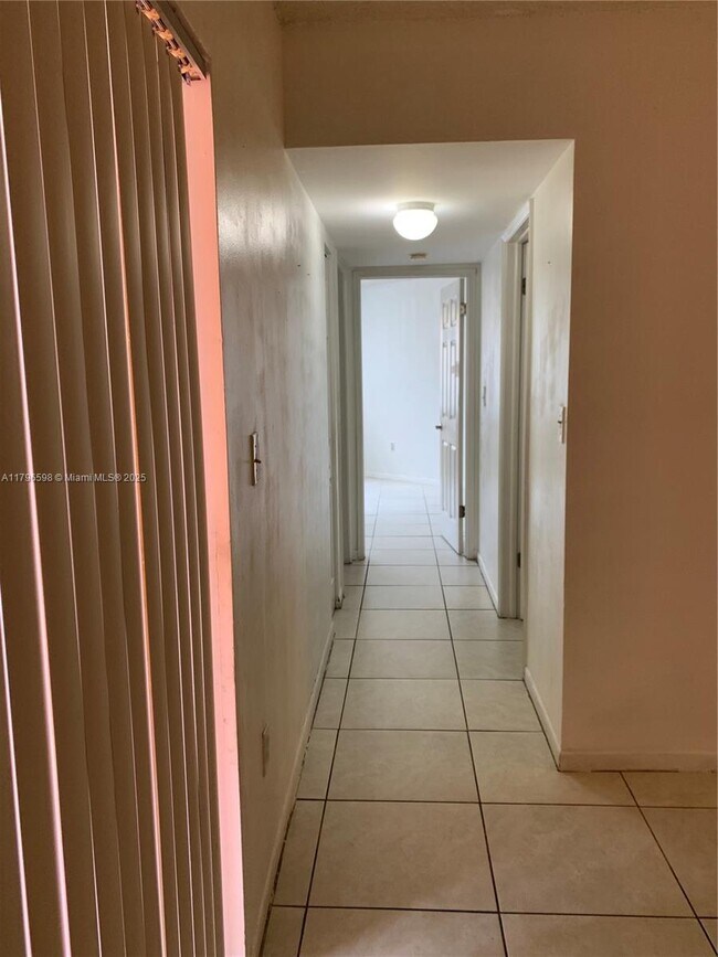 Building Photo - 9711 Fontainebleau Blvd