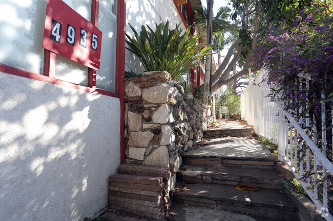 Building Photo - 4935 Beverly Blvd