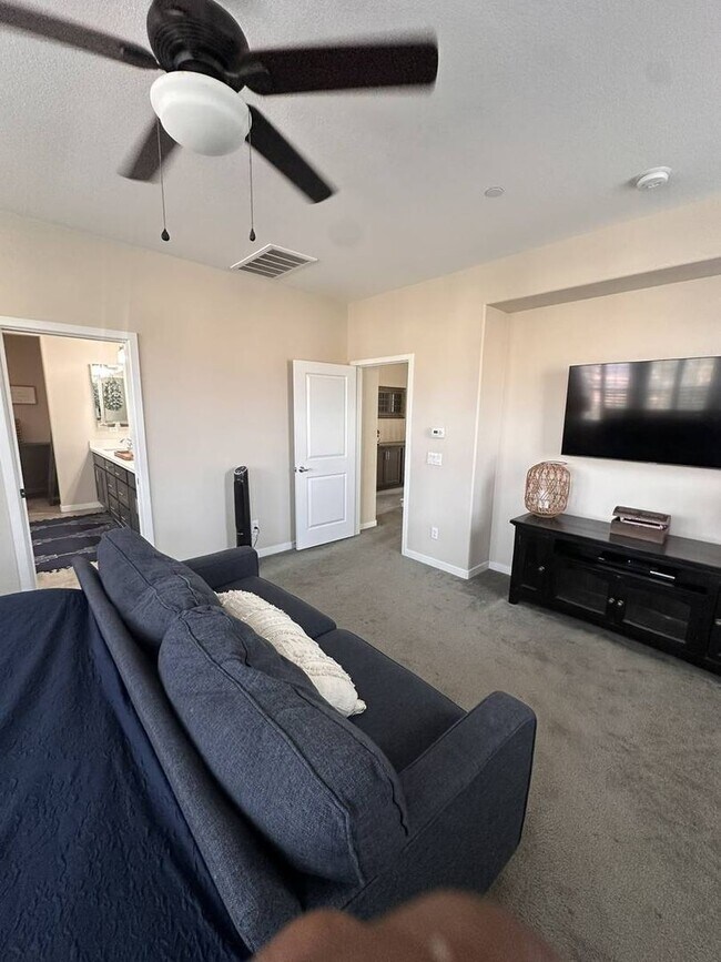 Building Photo - Stylish 4BR/3BA Home in Rosetta Canyon wit...
