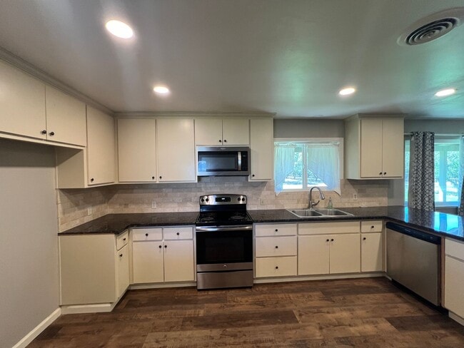Building Photo - 2 bedroom country home in Escalon!