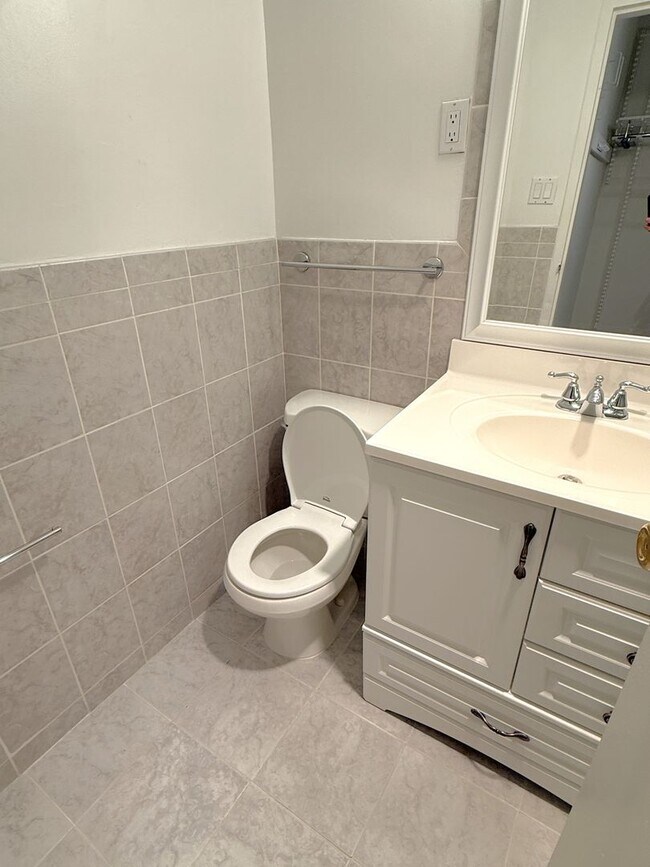 Building Photo - Ready for immediate move-in! 1 bed/1bath in Grosvenor.