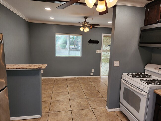 Building Photo - 711-721 S Pine St