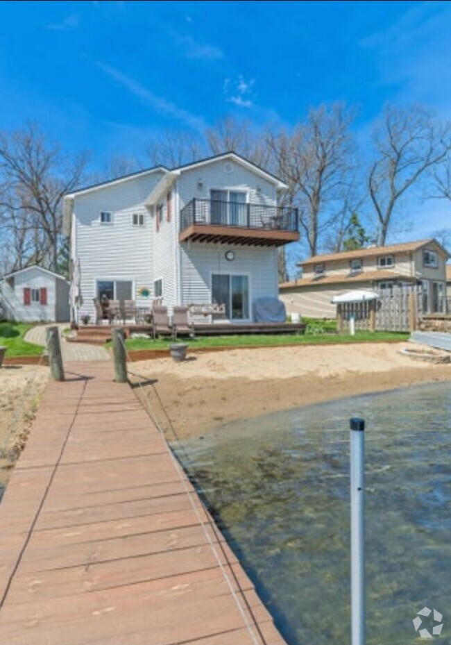Building Photo - "Lakefront Living! Modern 3BR/2BA Home wit...