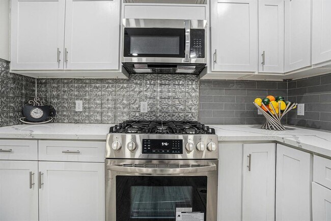 Building Photo - 812 7th St N
