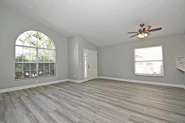 Building Photo - Beautiful Home in Alafaya Woods Totally Remodeled