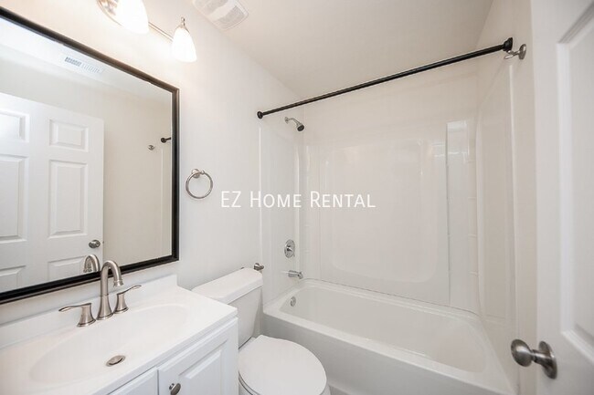 Building Photo - Price to Lease Fast! $1050/mth!