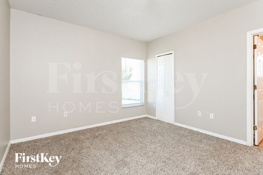 Building Photo - 702 Cotulla Dr