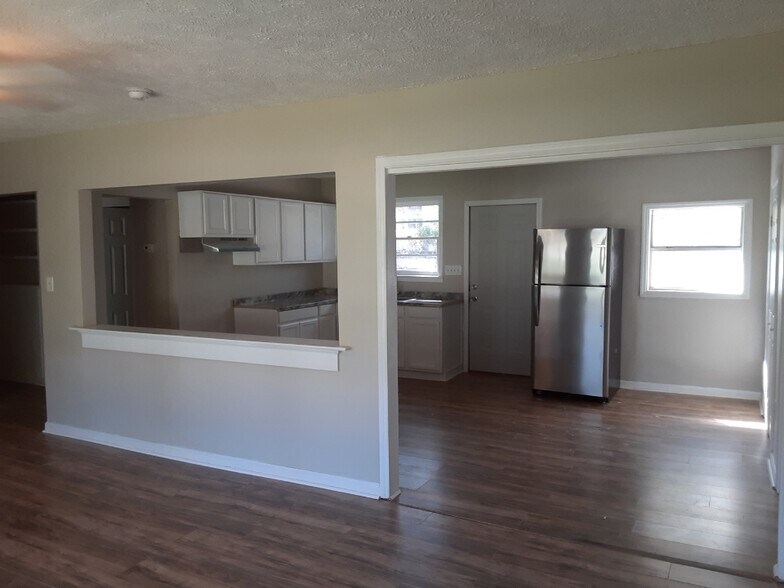 Kitchen - 820 State Rd S-38-225