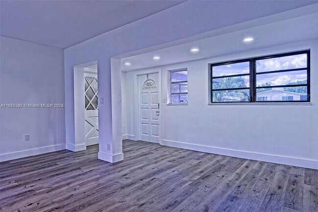 Building Photo - 372 W Dayton Cir