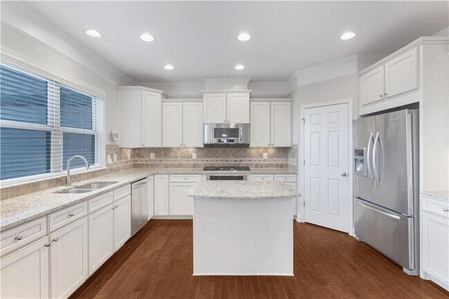 Building Photo - 2541 Sibley Dr