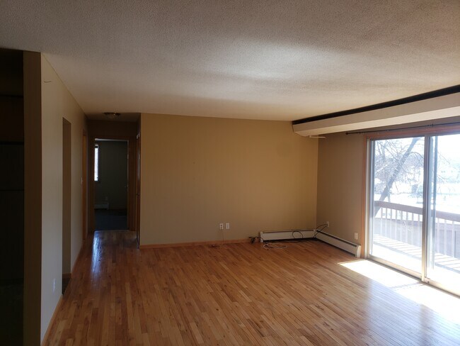 Livingroom wired for surround sound - 5400 Three Points Blvd
