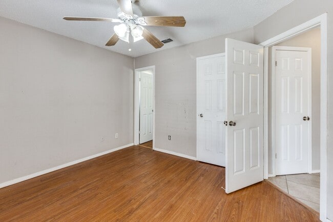 Building Photo - 3 Bedroom 2 Bath Home with Massive Fenced ...
