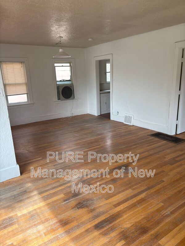 Building Photo - 404 Harvard Dr SE
