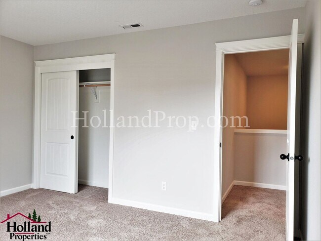 Building Photo - Spacious & Stylish 4-Bedroom Home with Mod...