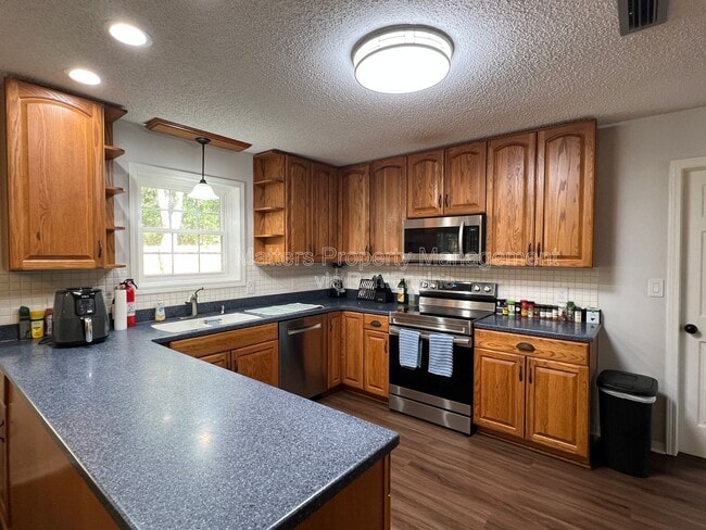 Building Photo - 6004 Players Pl