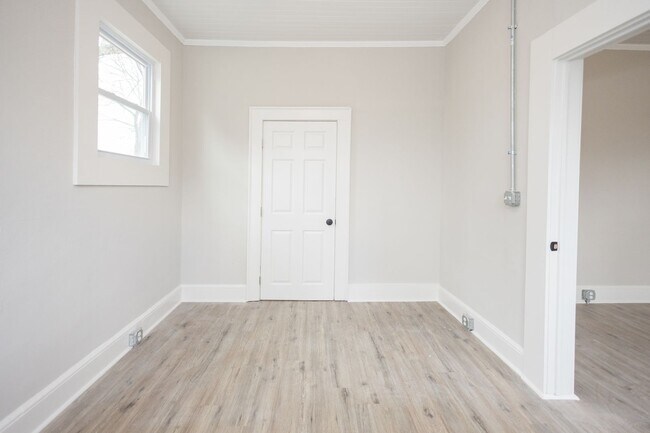 Building Photo - 725 W Poplar St