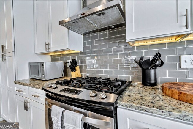 Building Photo - 2480 Powers Ferry Dr SE