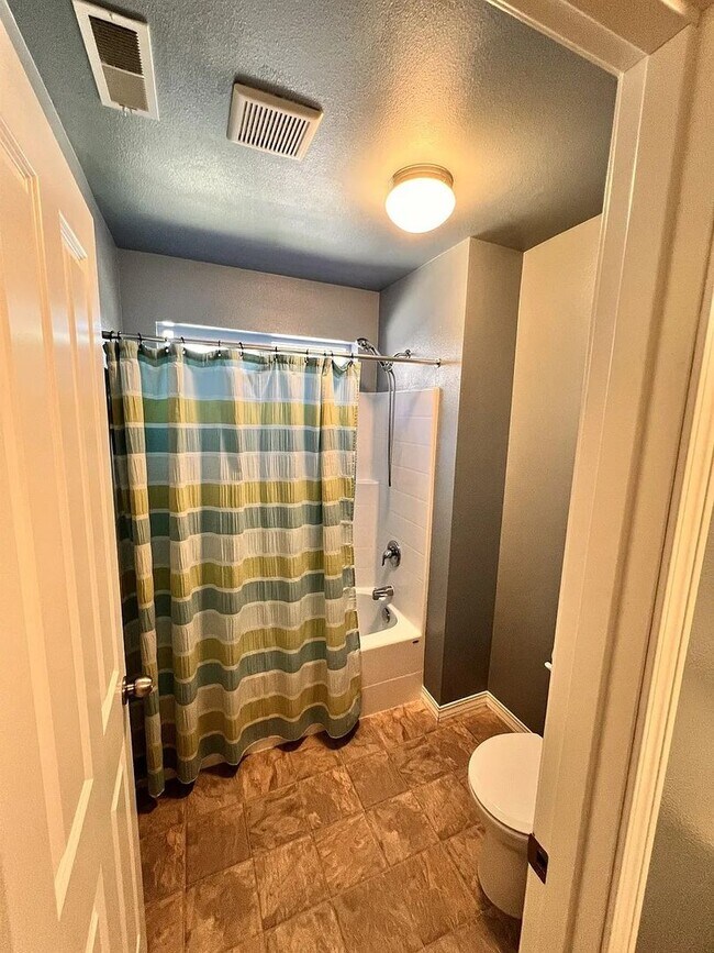 Building Photo - Beautiful Spacious 4bd 2bath Available Oct...