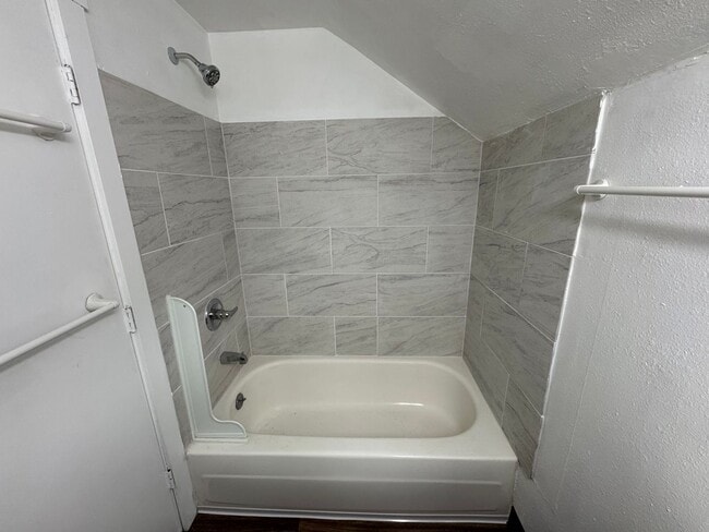 Building Photo - 2 Bedroom in Great S. Eugene Location