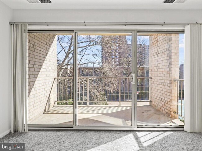 Building Photo - 33 Canterbury Square