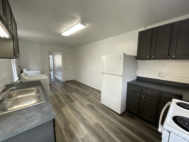 Building Photo - 730 W Mason Ave