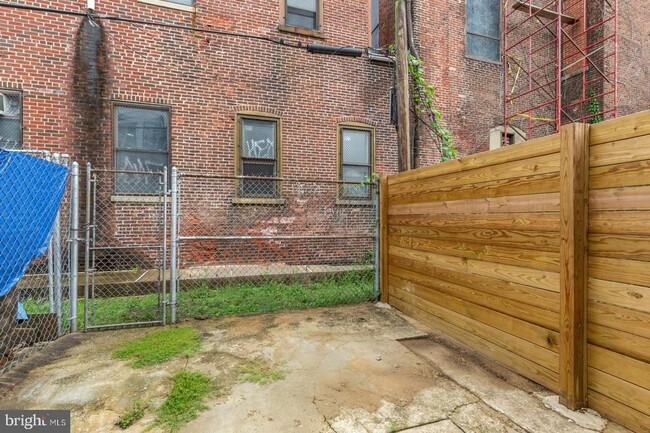 Building Photo - 2039 E Letterly St