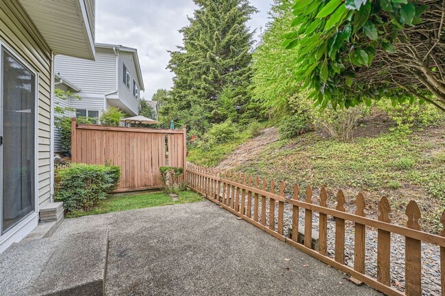 Building Photo - 3bed/2.5 End Townhome Unit with Attached Garage in Renton!