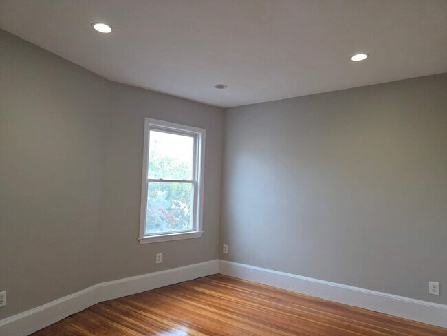 Building Photo - 574 Washington St