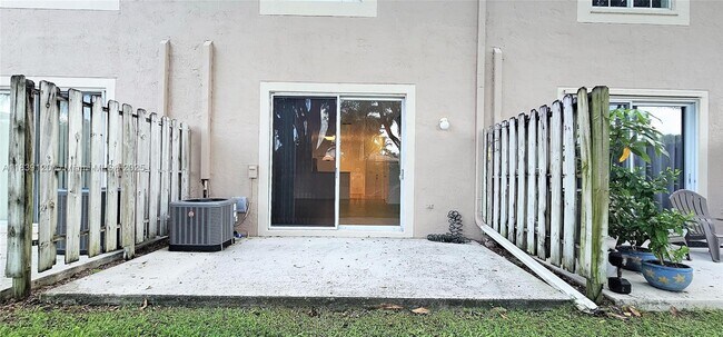 Building Photo - 2058 Madeira Dr