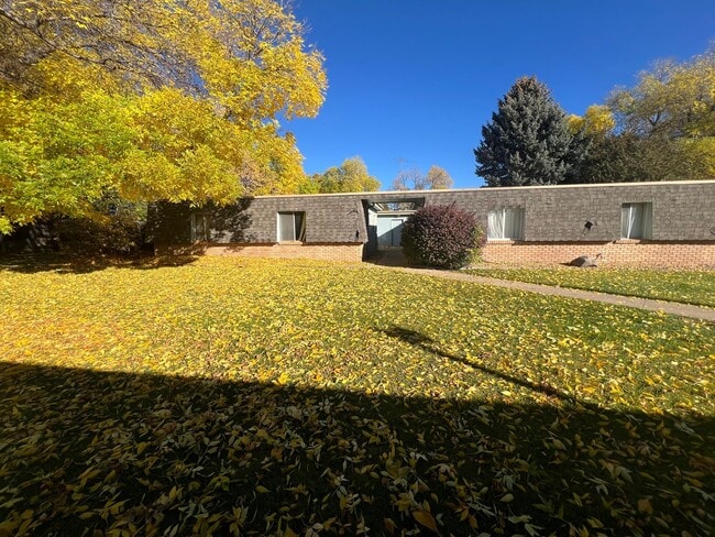 Building Photo - Renovated 2 Bedroom 1 Bathroom Unit!
