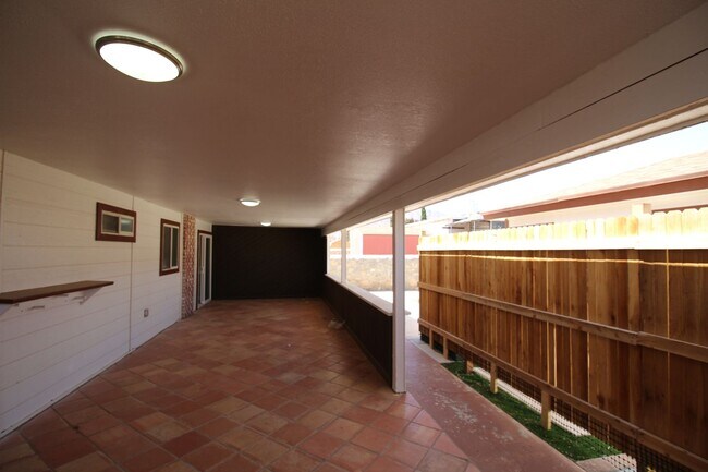 Building Photo - Beautiful Northeast Home -Utilities are a ...