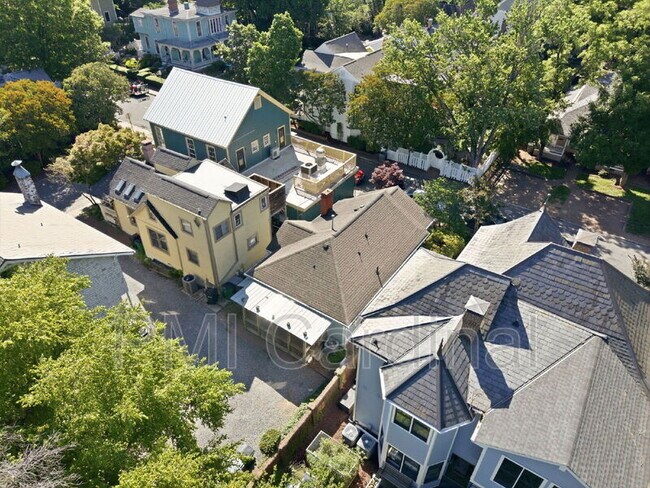 Building Photo - 523 N Pine St