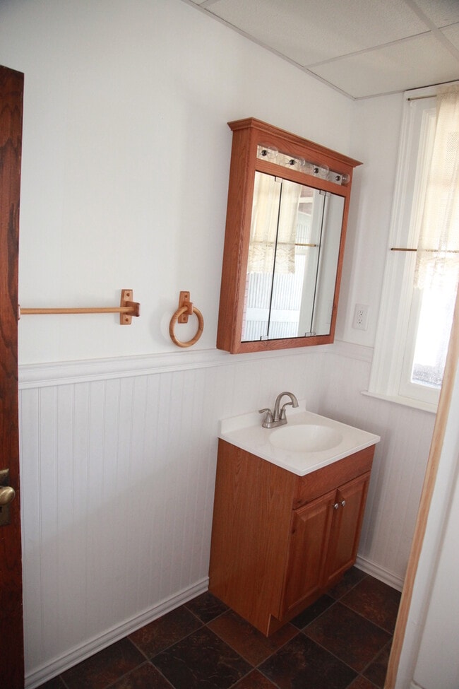 Building Photo - Large 3 Bedroom + Bonus Room with Laundry ...