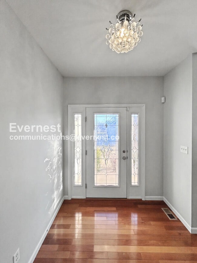 Building Photo - Spacious 4-Bed Home with 2-Car Garage & Modern Amenities