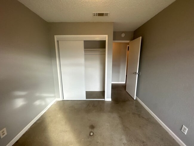 Building Photo - 1331 Frankfort Ct