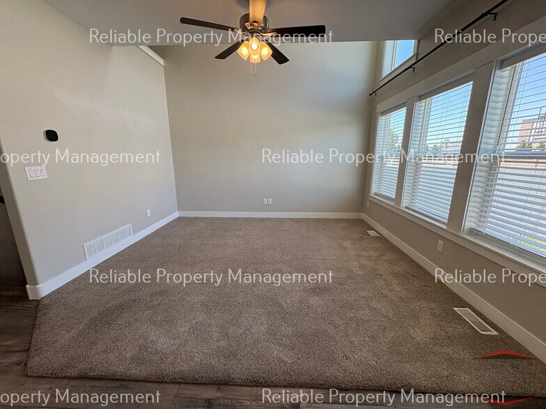 Building Photo - 1042 Villa Vista Dr