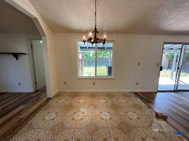 Building Photo - 1135 Amberwood Ln