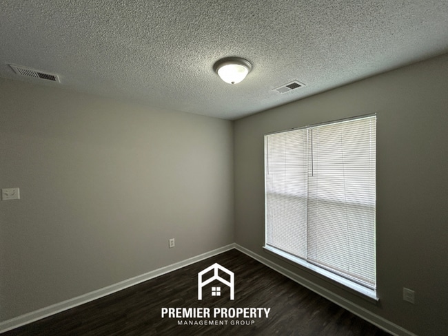 Building Photo - 3760 Ivanhoe Dr