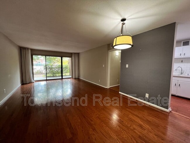 Building Photo - 1100 Clarendon St