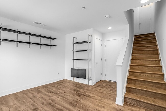 Building Photo - Spacious 4-level Home| 3 bedrooms + Garage parking!