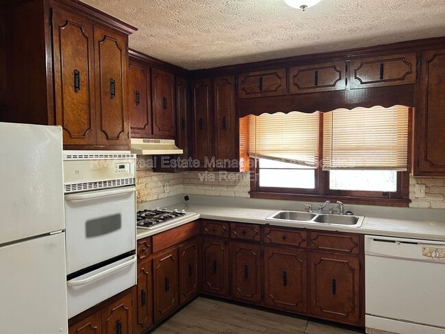 Building Photo - 901 Ray St