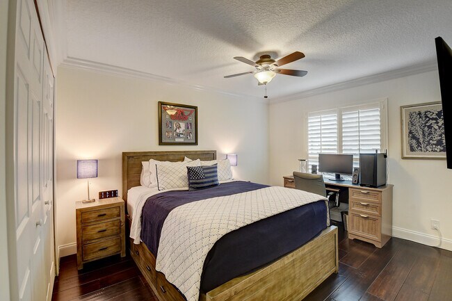 Building Photo - 5075 Marina Cir