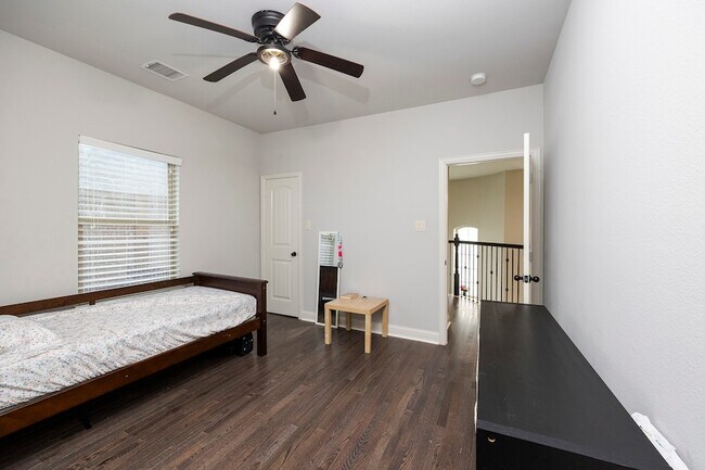 Building Photo - 5579 Lightfoot Ln