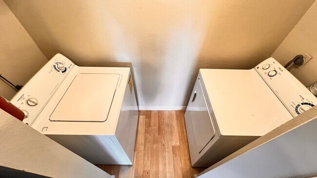 Building Photo - Available NOW! Charming 2 BD / 2 BA in Orl...