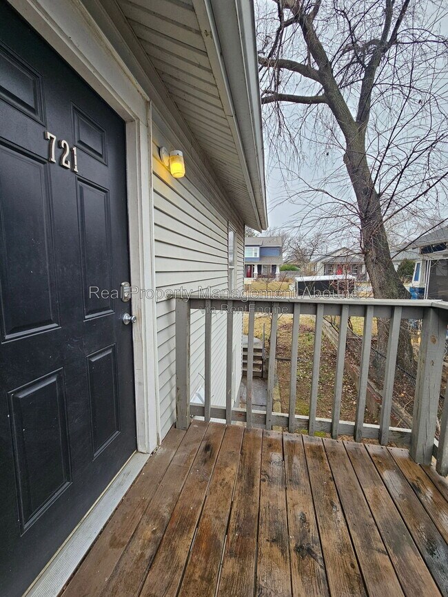 Building Photo - 727 S Olympia Ave