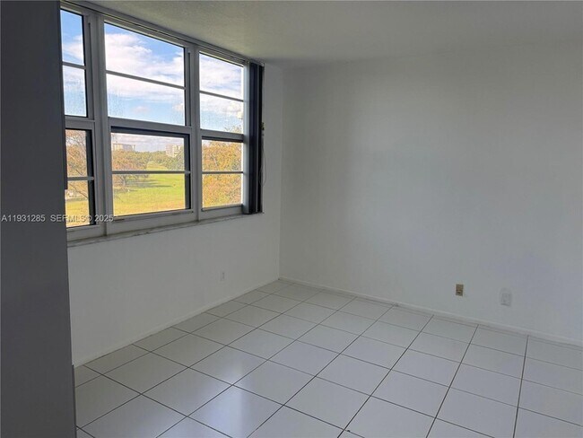 Building Photo - 625 Oaks Dr