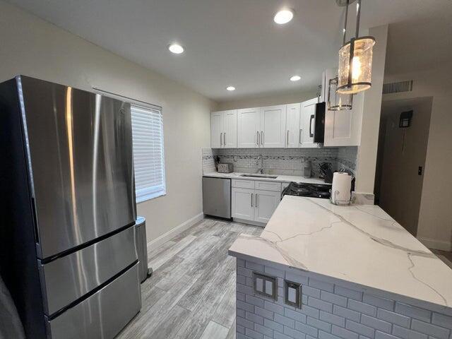 Building Photo - 525 Burgundy P